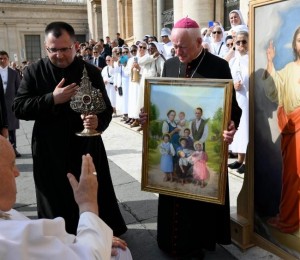 A bênção do Papa às relíquias da Família Ulma, recém beatificada na Polônia