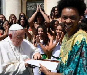 O Brasil encanta o Papa na Audiência Geral com dança e capoeira